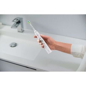 ЗВУКОЧЕСТОТНА ЧЕТКА ЗА ЗЪБИ 6100 PROTECTIVE CLEAN 6877/68 - бяла + САНИТАЙЗЕР 