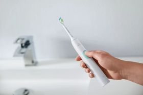 Комплект 2 бр. електрически звукочестотни четки за зъби Philips Sonicare ProtectiveClean Series 4300 HX6807/35, бели + 2 калъфа за пътуване