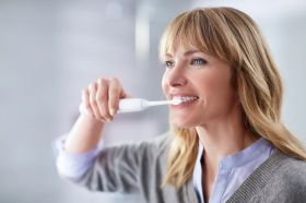 Комплект 2 бр. електрически звукочестотни четки за зъби Philips Sonicare ProtectiveClean Series 4300 HX6807/35, бели + 2 калъфа за пътуване